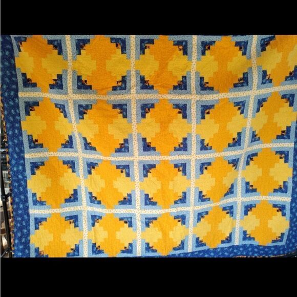 Hand crafted quilt - Picture 1 of 5